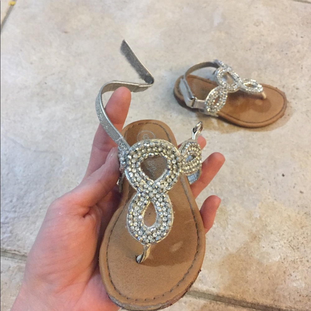 💲SOLD💲Toddler girls size 6 silver beaded sandals